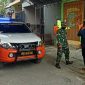 Tim gugus tugas Covid-19 terlihat tengah melakukan penyemprotan disinfektan. 
