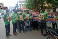 Sejumlah Gojek dan Grab tengah menerima bantuan sembako dari Polda Gorontalo. 