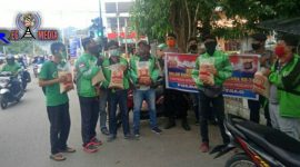 Sejumlah Gojek dan Grab tengah menerima bantuan sembako dari Polda Gorontalo. 