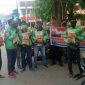 Sejumlah Gojek dan Grab tengah menerima bantuan sembako dari Polda Gorontalo. 