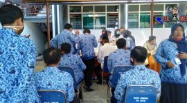 Terlihat para ASN Pemkab Sampang tengah dilakukan rapid test. 