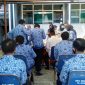 Terlihat para ASN Pemkab Sampang tengah dilakukan rapid test. 