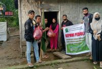 Kesatuan pelajar mahasiswa Muna Indonesia KEPMMI di Gorontalo menyalurkan bantuan untuk korban banjir di Desa Tulabolo.