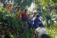 Sejumlah warga tengah menemukan Asmawati (50 th) yang menghilang seharian.