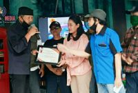 Forwatch saat berikan piagam penghargaan kepada salah seorang perwakilan Sekber Cimahi Otonom.