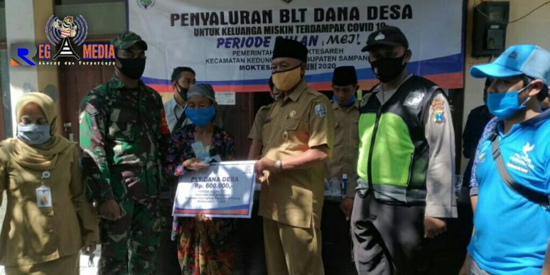 Kepala Desa Moktesareh (Moh. Fadol) saat memberikan Bantuan Langsung Tunai (BLT) Dana Desa secara simbolis kepada warga penerima. 