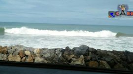 Arus ombak di laut Aceh Selatan terlihat cukup deras.