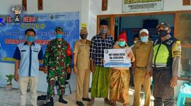 Secara simbolis, Kepala Desa Pajeruan (Saturah) saat memberikan Bantuan Langsung Tunai (BLT) Dana Desa kepada warga yang menerima.