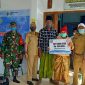 Secara simbolis, Kepala Desa Pajeruan (Saturah) saat memberikan Bantuan Langsung Tunai (BLT) Dana Desa kepada warga yang menerima.