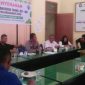 Saat berlangsungnya rapat penyaluran BLT ADD di kantor Keuchik Gampong Gunung Cut. 