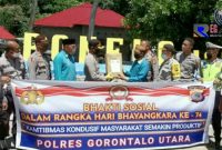 Polres Gorotalo Utara saat memberikan 10 ton beras secara simbolis kepada warga terdampak Covid-19.