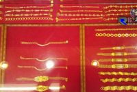 Bermacam bentuk gelang emas yang dijual belikan. 
