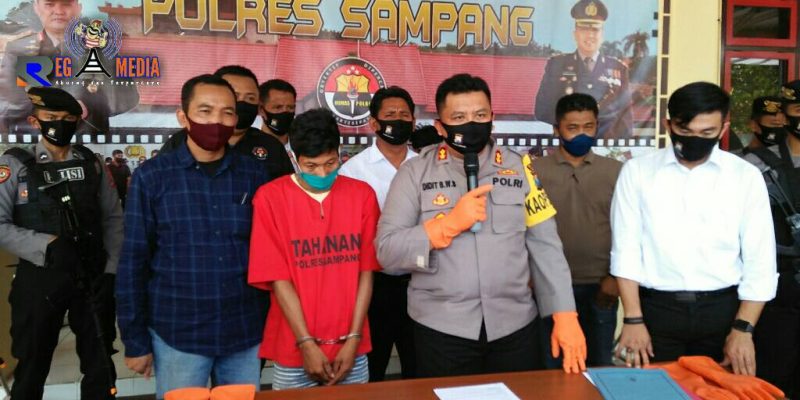Konferensi Pers;  tersangka dan Kapolres Sampang (AKBP Didit BWS) didampingi Kasat Reskrim Polres Sampang (kanan)  dan Kanit Reskrim Polsek Kedungdung (kiri). 