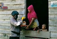 Brimob Aceh Batalyon C Pelopor Trumon saat memberikan paket sembako kepada warga kurang mampu. 