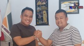 Acong Latif disambut Dirut Rega Media News saat berkunjung ke kantor redaksi Sabtu (4/7/20)