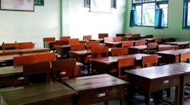 Ruangan kelas tanpa murid. 