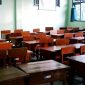 Ruangan kelas tanpa murid. 