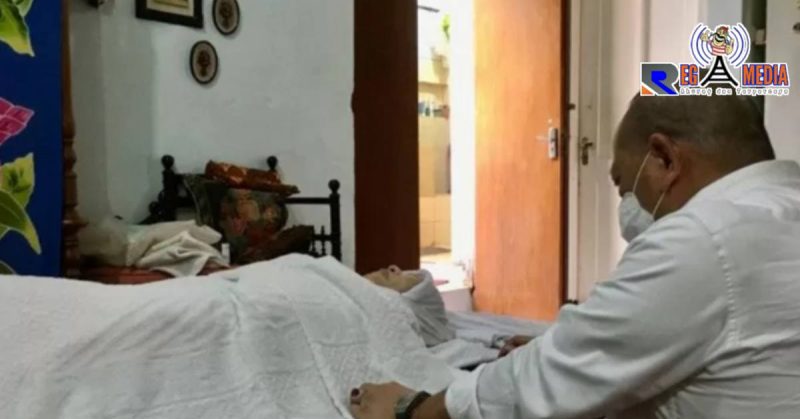 AA LaNyalla saat berada didekat jenazah ibunya.