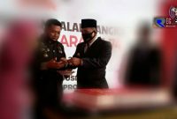 Bupati Sampang (H.Slamet Junaidi) memberi potongan tumpeng kepada Kapolres Sampang (AKBP Didit BWS).