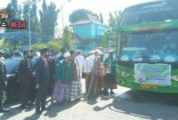 Terlihat Bupati Bangkalan (R. Abd. Latif Amin Imron) persiapan pemberangkatan santri kembali ke pondok pesantren menggunakan armada bus.