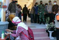 Forkopimda Aceh Selatan pantau langsung simulasi penerapan protokol kesehatan dalam proses belajar mengajar ditengah pandemi covid-19.