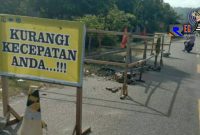 Terpasang plang di jalan lintas Tapaktuan-Abdya Kabupaten Aceh Selatan rusak parah