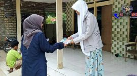 Pengabdian Masyarakat LPPM UTM saat membagikan brosur kepada warga tentang cara menjaga kebersihan dan mencegah penularan Covid-19.
