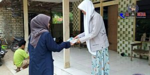 Pengabdian Masyarakat LPPM UTM Bagikan Brosur Tata Cara Jaga Kebersihan & Cegah Penularan Covid-19