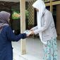 Pengabdian Masyarakat LPPM UTM saat membagikan brosur kepada warga tentang cara menjaga kebersihan dan mencegah penularan Covid-19.