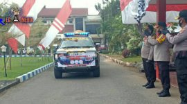 Kapolres Bangkalan (AKBP Rama Samtama Putra) melihat langsung pemberangkatan mobil tangguh Covid-19.