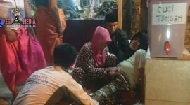 Beberapa warga tengah membantu seorang wanita yang melahirkan didepan pagar rumah bidan di Desa Ketapang Barat, Sampang. 