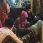 Beberapa warga tengah membantu seorang wanita yang melahirkan didepan pagar rumah bidan di Desa Ketapang Barat, Sampang. 