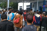 Para penumpang KM Sabuk Nusantara melakukan aksi penuntutan pengembalian biaya rapid test lantaran gagal berangkat. 