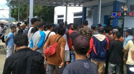 Para penumpang KM Sabuk Nusantara melakukan aksi penuntutan pengembalian biaya rapid test lantaran gagal berangkat. 