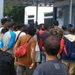 Para penumpang KM Sabuk Nusantara melakukan aksi penuntutan pengembalian biaya rapid test lantaran gagal berangkat. 