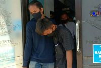 Satreskrim Polres Bangkalan tengah menggelandang salah satu pelaku pemerkosaan.