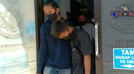 Satreskrim Polres Bangkalan tengah menggelandang salah satu pelaku pemerkosaan.