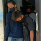 Satreskrim Polres Bangkalan tengah menggelandang salah satu pelaku pemerkosaan.
