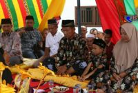 Usai pembacaan kalimat syahadat oleh satu keluarga (berseragam batik) di Aceh Selatan yang masuk agama islam. 