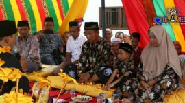 Usai pembacaan kalimat syahadat oleh satu keluarga (berseragam batik) di Aceh Selatan yang masuk agama islam. 