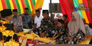 Bupati Aceh Selatan Jadi Saksi Satu Keluarga Yang Masuk Islam