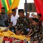 Usai pembacaan kalimat syahadat oleh satu keluarga (berseragam batik) di Aceh Selatan yang masuk agama islam. 