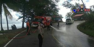 Mobil Tangki Pembawa Minyak Kencing Di Jalan Tapaktuan-Abdya