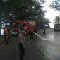 Terlihat mobil pemadam kebakaran dari BPBD Aceh Selatan melakukan pembersihan ruas jalan dari tumpahan minyak.