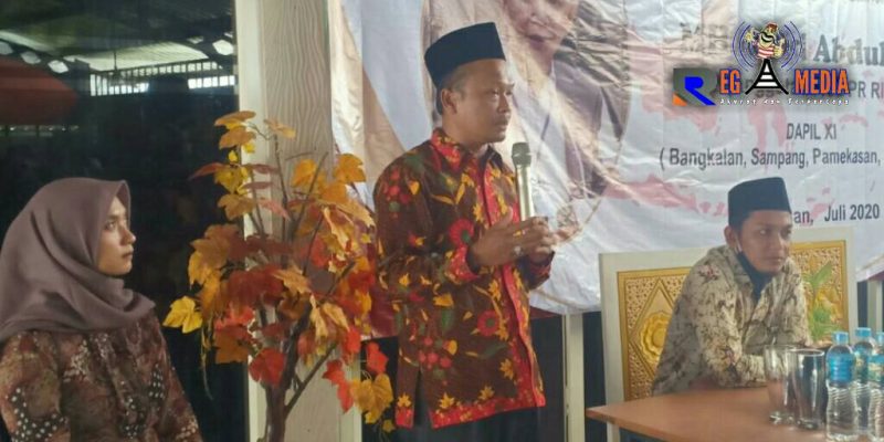 Ketua Said Abdullah Institute Kabupaten Bangkalan Syafi'. (tengah) 