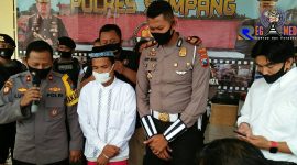 Youtuber Abdullah (baju putih berpeci) didampingi Waka Polres Sampang, Kasat Lantas dan Kasat Reskrim saat konferensi pers di Mapolres Sampang. 