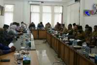 Saat berlangsungnya temu ramah Tim pansus DPRA Provinsi Aceh dengan Pemerintah Daerah Kabupaten Aceh Selatan di ruang rapat Setdakab lantai II, kantor Bupati Aceh Selatan. 