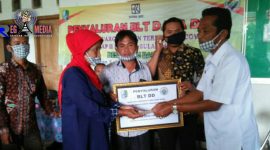 Penyerahan BLT Dana Desa tahap II oleh Pemdes Tobai Barat didampingi pihak Bank BRI kepada warga yang meneriman. 