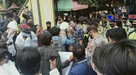 Massa dari Gerakan Mahasiswa Peduli Rakyat (Gempar) saat ditemui pihak Dispendukcapil Kab. Bangkalan. 