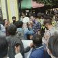 Massa dari Gerakan Mahasiswa Peduli Rakyat (Gempar) saat ditemui pihak Dispendukcapil Kab. Bangkalan. 